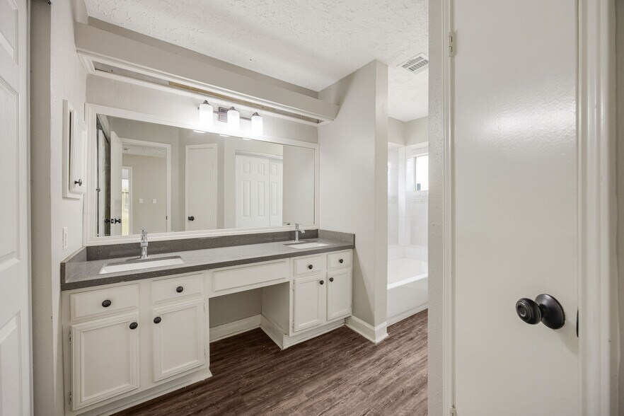 Building Photo - 909 Littleport Ln