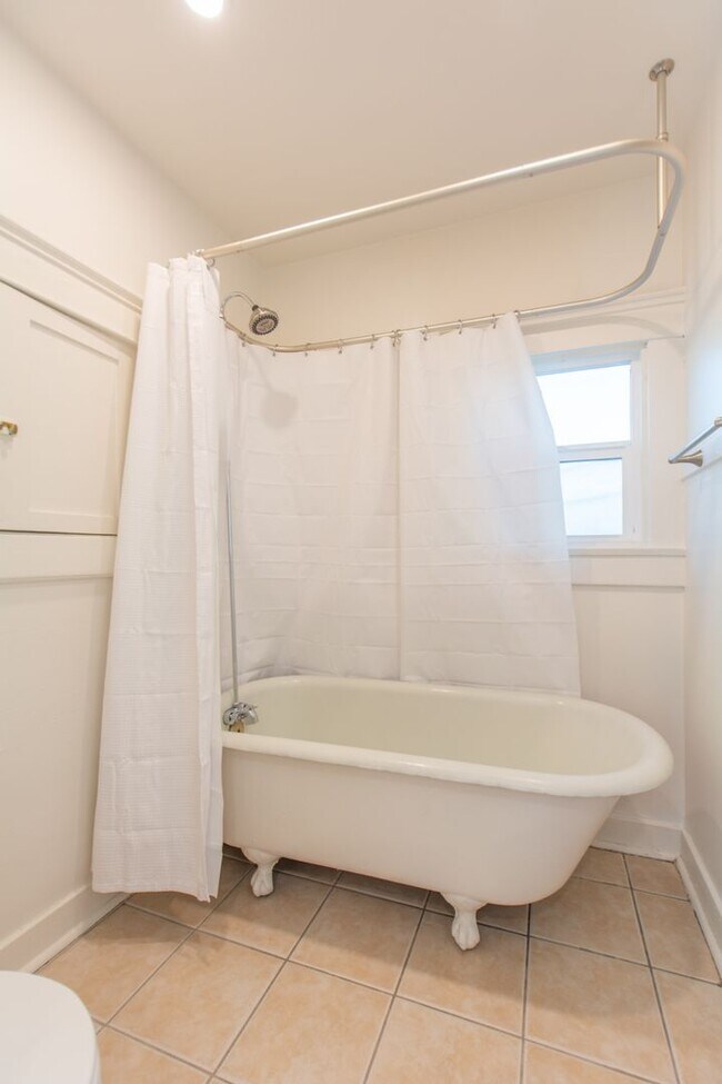 Building Photo - Charming 1-Bed/1-Bath Corner Unit One Block from the Heart of Barrio Logan!