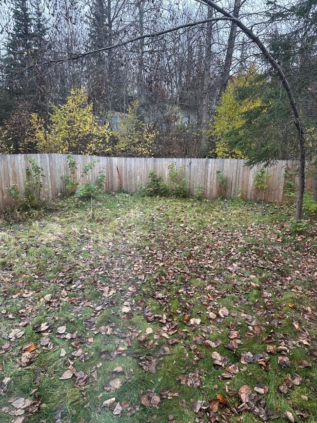 Building Photo - Furnished 2 Bed/1 Bath w/Fenced Yard & Sto...