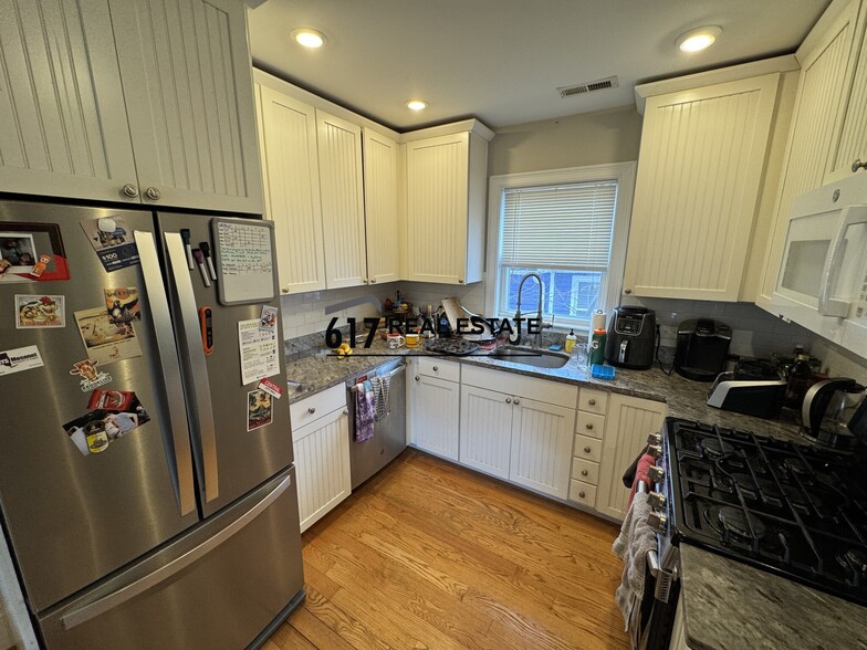 Building Photo - 183 River St