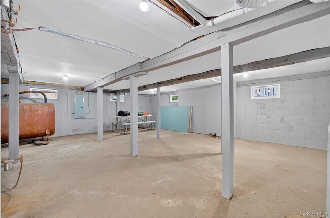 Building Photo - 2091 Maple Ave