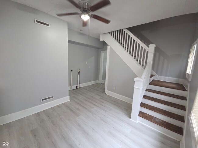 Building Photo - 1339 W Lee St