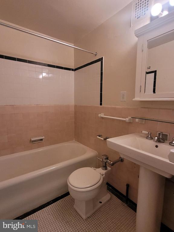 Building Photo - 2031 Locust St