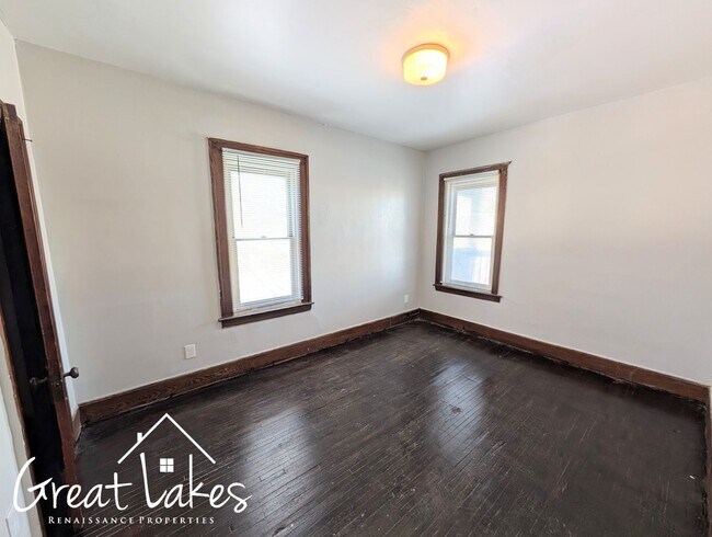 Building Photo - Beautiful 2 Bedroom 1 Bathroom now availab...