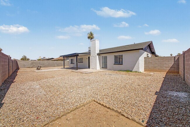 Building Photo - 935 W Santa Cruz Dr