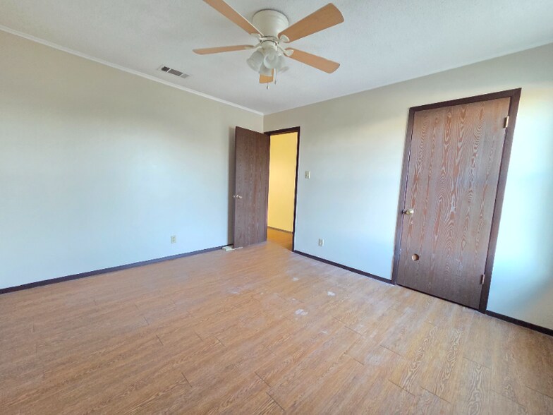 Building Photo - 623 N Converse St