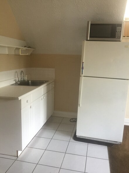 Kitchenette - 112 Lyon St