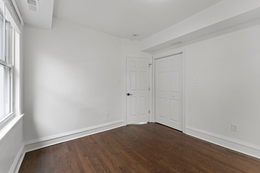 Building Photo - 5304 W Cornelia Ave