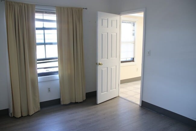 Building Photo - 21 Linden St