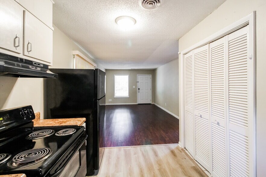 Building Photo - 5151 Hillside Dr NW