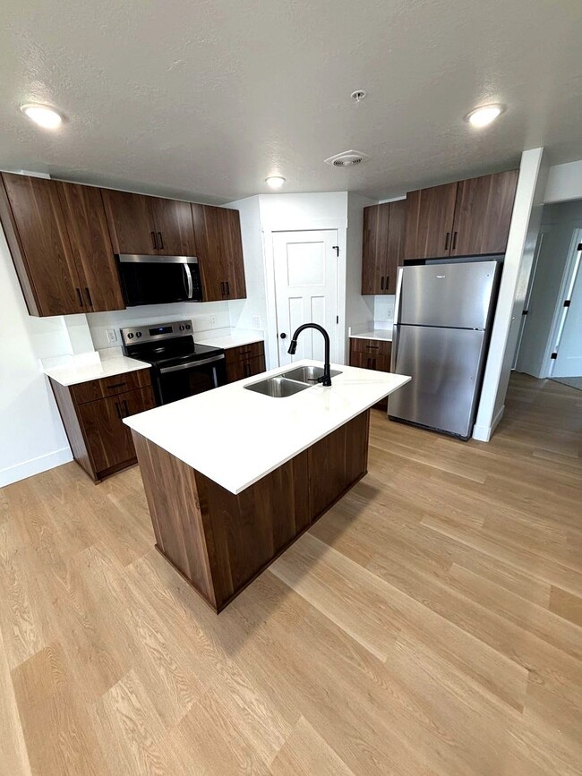 Building Photo - 950 Valentine Ln