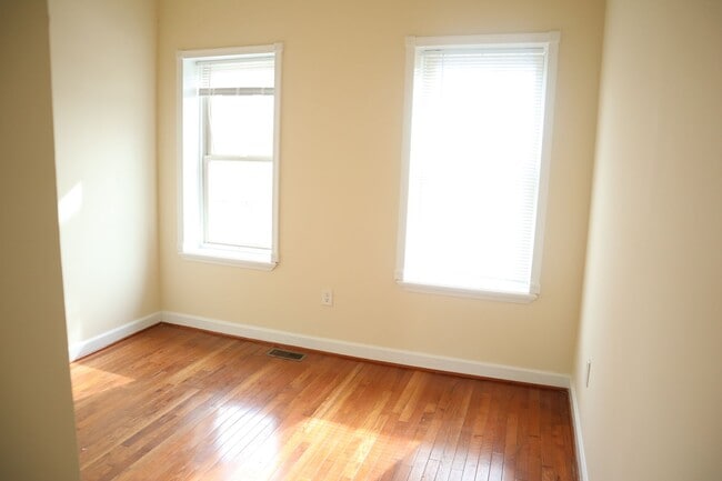 Building Photo - (Townhouse for Rent ) Simply Beautiful