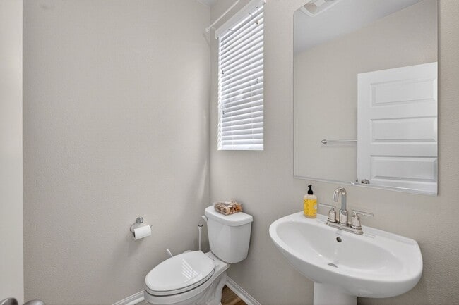 Building Photo - 40379 Melrose Dr