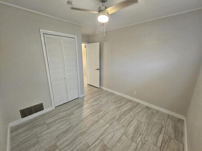 Building Photo - 2502 E Poplar Ave