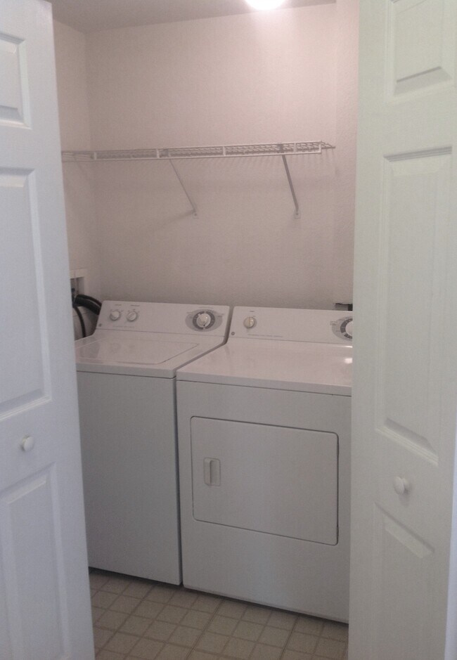 Building Photo - Hamptons At Metrowest - 2/2 Condo with balcony!!