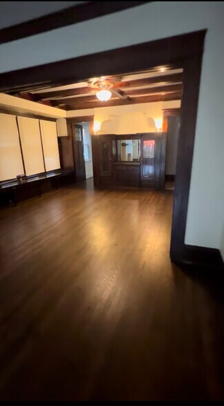 Building Photo - 2929 N Farwell Ave