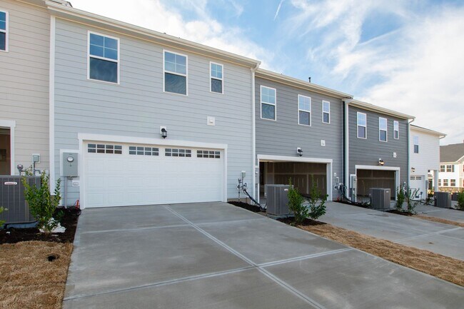 Building Photo - Move-In Ready 4-Bedroom Townhome in Rosedale!