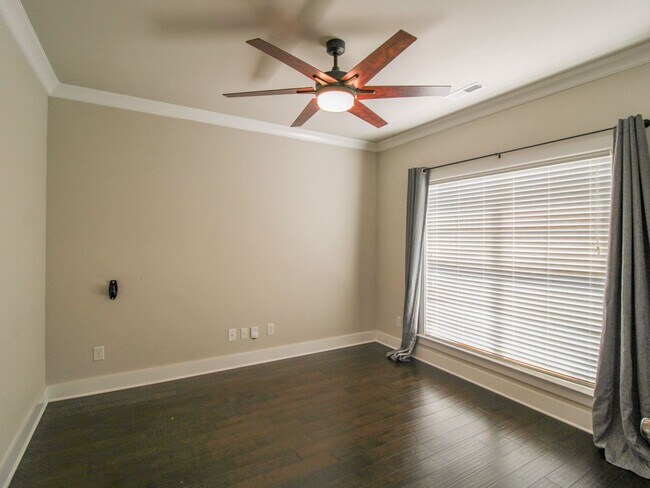 Building Photo - Great Location near Edgewater and Toyota F...