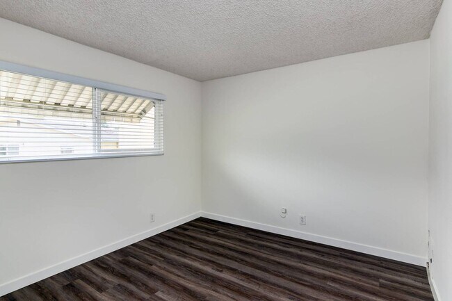 Building Photo - Corner unit with mountain views!!