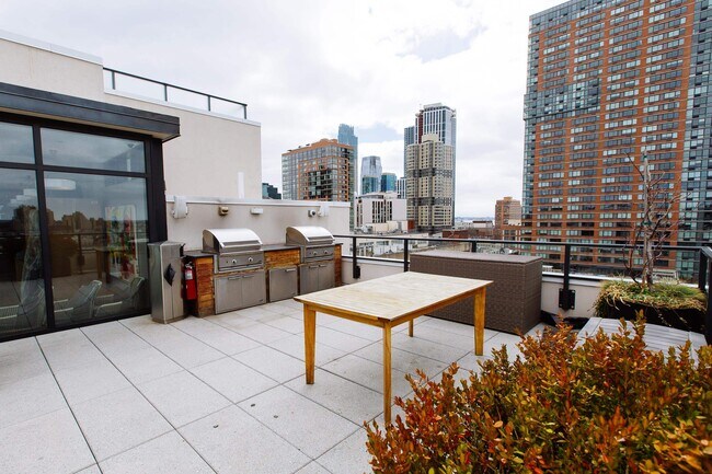 Building Photo - 160 1st St