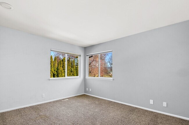 Building Photo - Parkside Paradise: Spacious 5-Bed Luxury in Hobble Creek