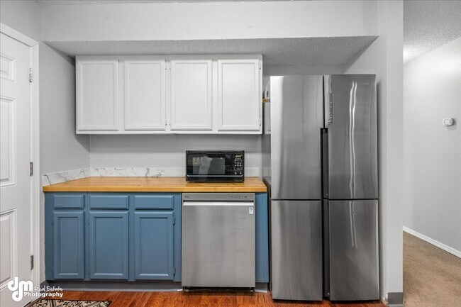 Building Photo - 3BD/2BA Triplex Unit with Modern Comforts