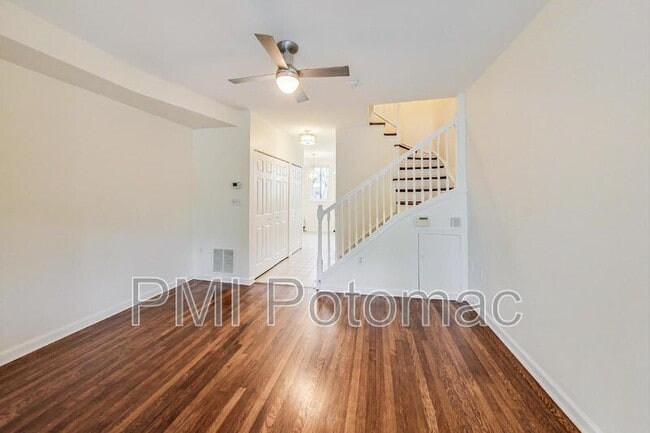 Building Photo - 1749 L St NE