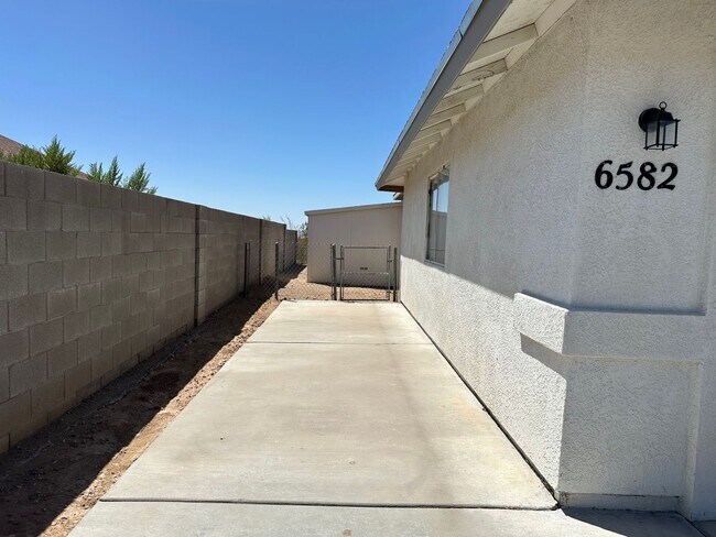 Building Photo - 6582 W Hershey Wy