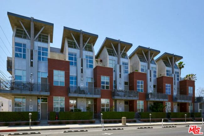 Building Photo - 1912 Broadway