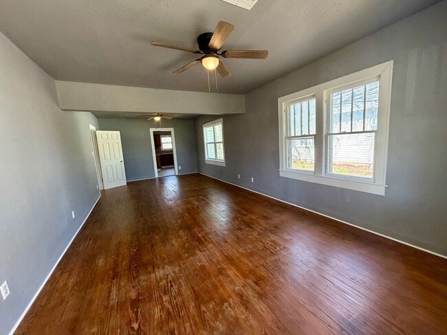 Building Photo - 3 Bedroom and 1 Bathroom Home in Shawnee for rent