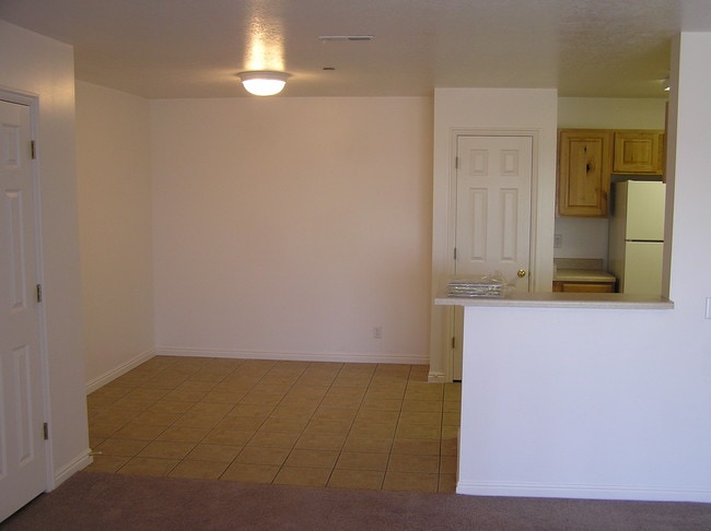 Building Photo - 541 E Rosewood Way S