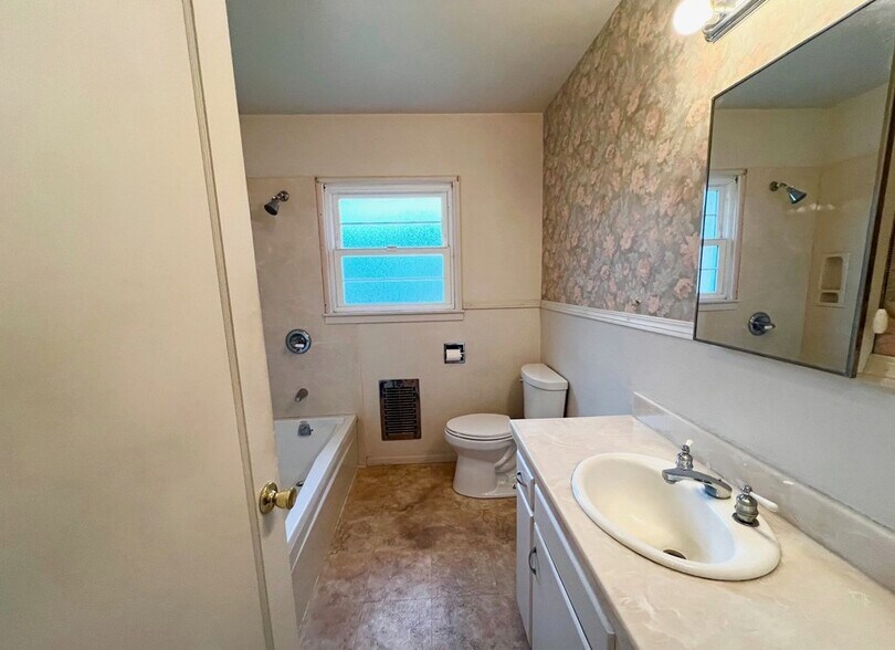 Building Photo - 15 Hillcrest Dr