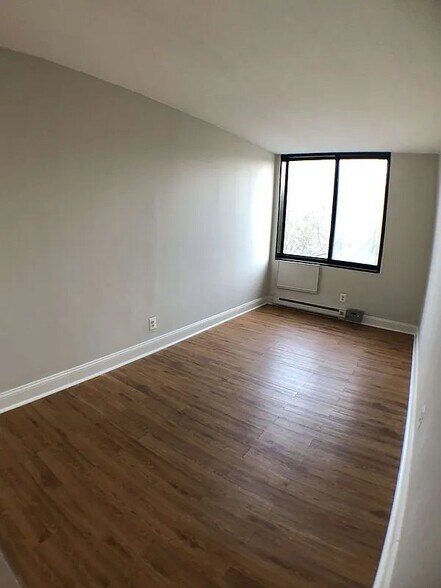 Building Photo - 353 E 104th St