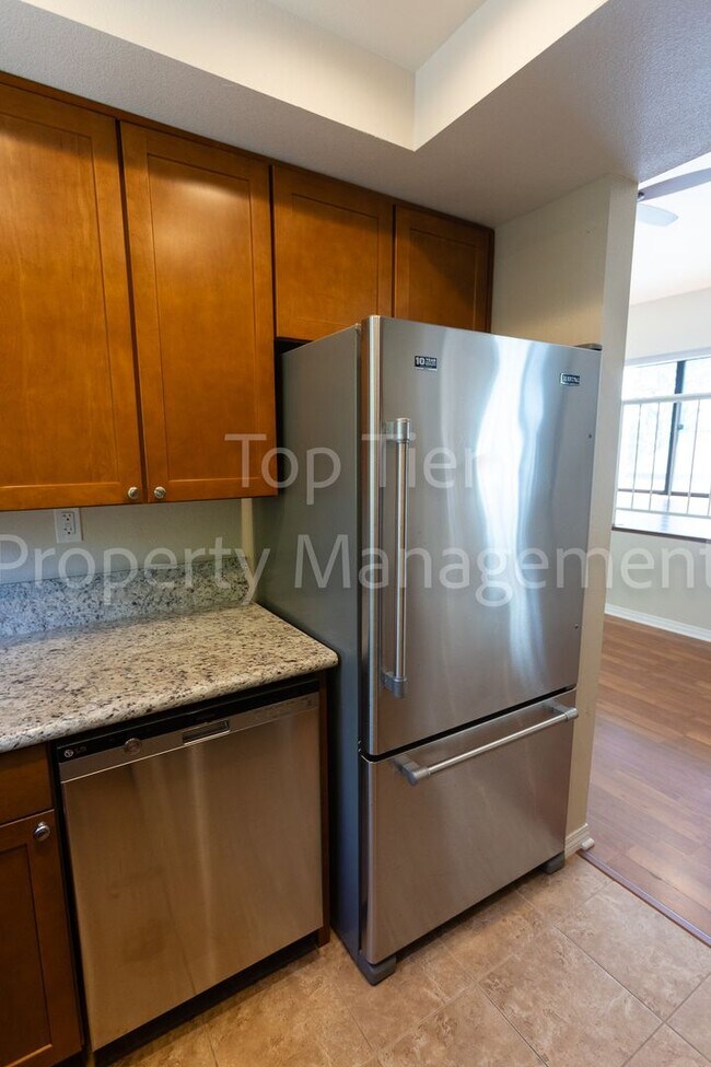 Building Photo - Beautiful 2 bed, 2.5 bath, 1373 sqft Townh...