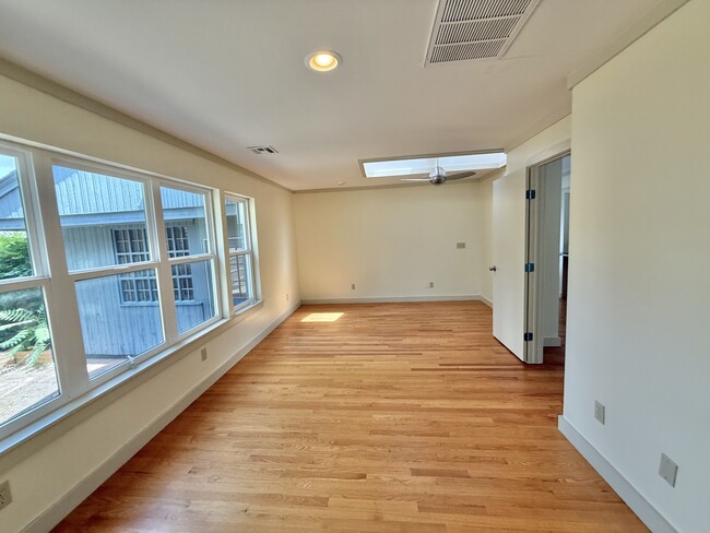 Building Photo - 1004 Brookside Dr