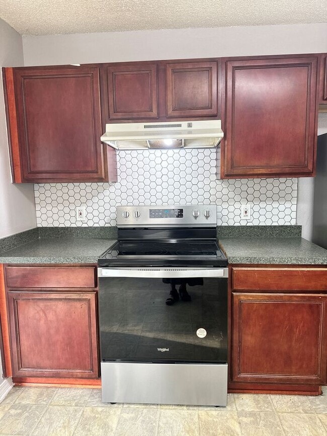 Building Photo - 3/2 Cottage in Maple Oaks Subdivision with garage