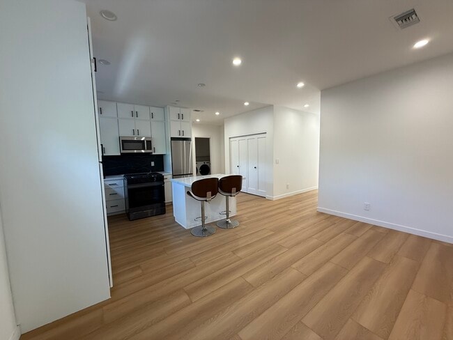 Building Photo - 9213 White Oak Ave