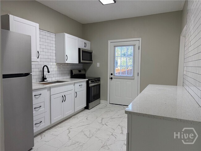 Building Photo - 728 W 39th St