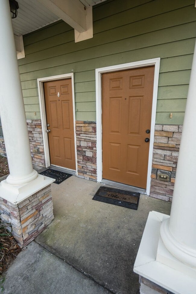 Building Photo - Super cute 3 Bedroom/3Bathroom Townhome in...
