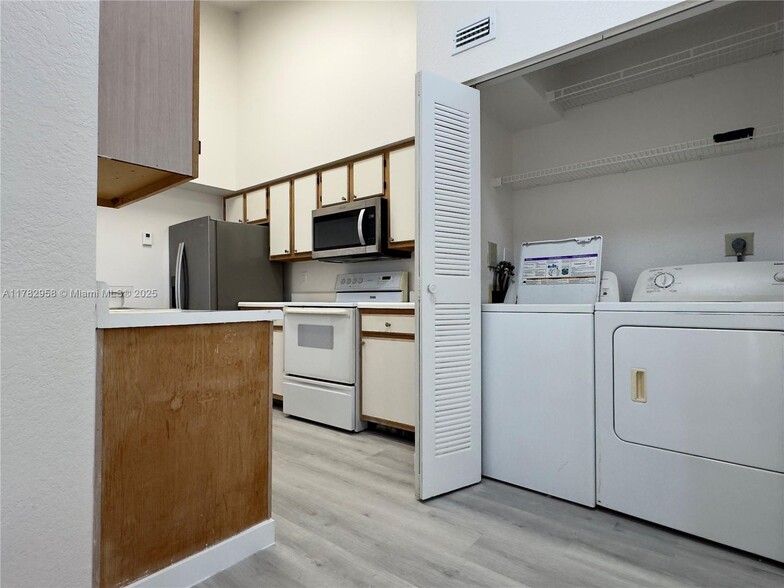 Building Photo - 2880 N Oakland Forest Dr