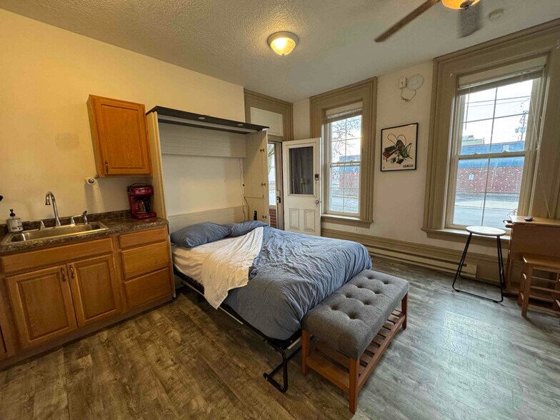 Primary Photo - 931 Middle St