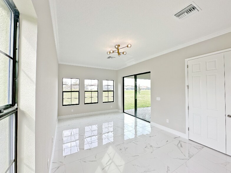 Building Photo - 10530 Meadowrun Dr