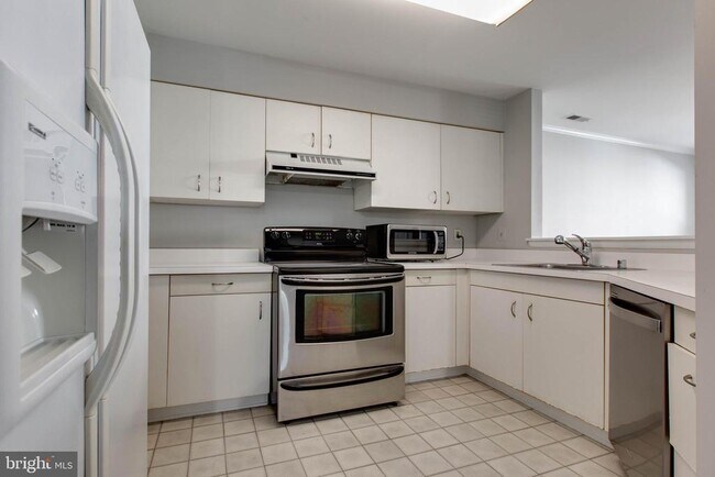 Building Photo - 7764 Mayfair Cir