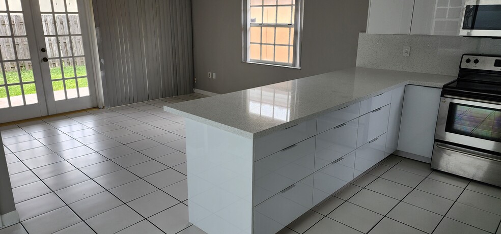 Building Photo - 4725 SW 143rd Ave