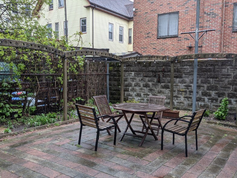 Building Photo - 21 Rossmore St