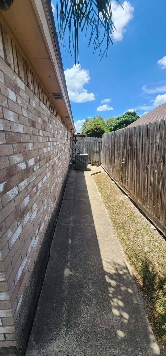 Building Photo - 807 Sabinas St