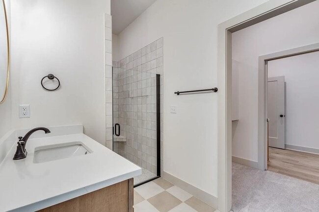 Building Photo - Beautiful and Modern 2 Bedroom