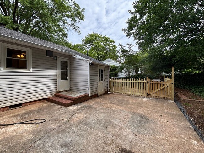 Building Photo - 505 Crestwood Dr