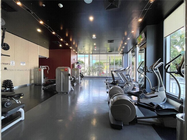 Building Photo - 2600 E Hallandale Beach Blvd