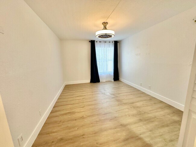 Building Photo - 470 NW 20th St